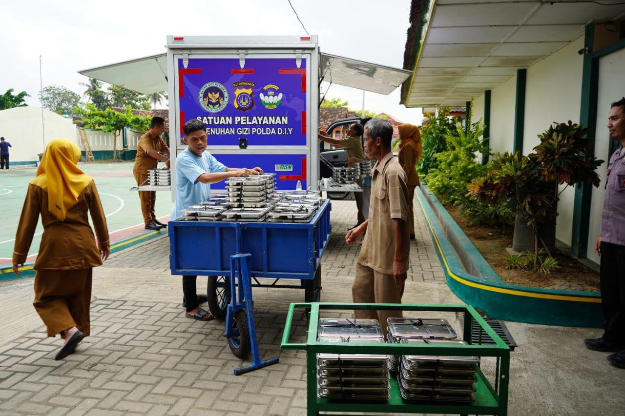 SPPG Polda DIY Salurkan 1.954 Paket MBG ke Pelajar di Kulon Progo