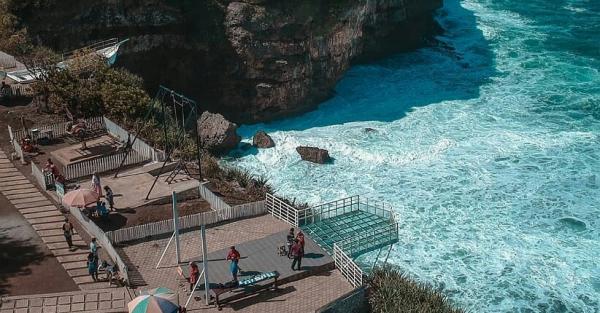 Rekomendasi Spot Untuk Menikmati Deburan Ombak dari Atas Teras Kaca di Pantai Nguluran Yogyakarta