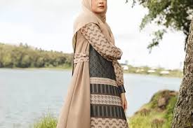 Gaya Busana Wanita Hijab Dengan Gamis Plisket, Tampil Elegan Dan Fashionable Untuk Formal Ataupun Casual