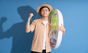 Referensi Gaya Outfit Pria Pantai Dengan Kemeja, Model Keren dan Trendi 2025