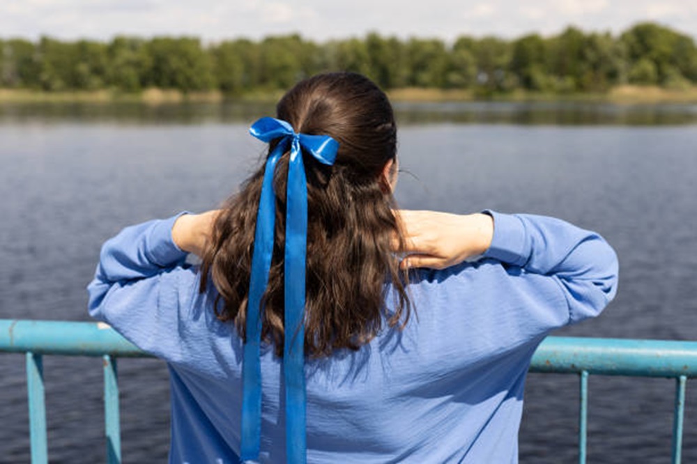 7 Styling Rambut Cantik Pakai Pita, Beri Sentuhan Manis Pada Berbagai Tampilan
