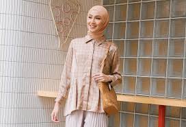 Inspirasi Style Outfit Kuliah Untuk Wanita Hijab, Simple Dan Kekinian Tampil Stunning Saat Di Kampus