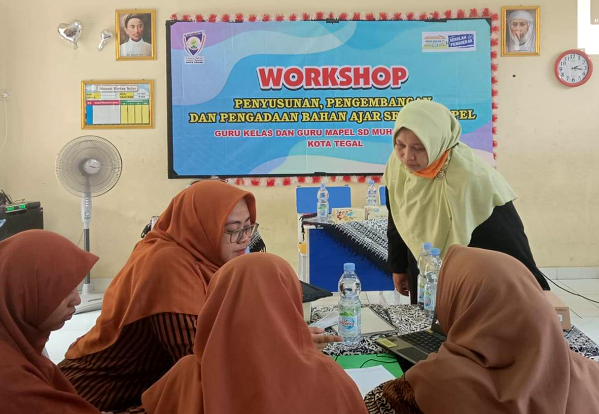 Guru SD Muhammadiyah 1 Kota Tegal Dilatih Penyusunan Bahan Ajar