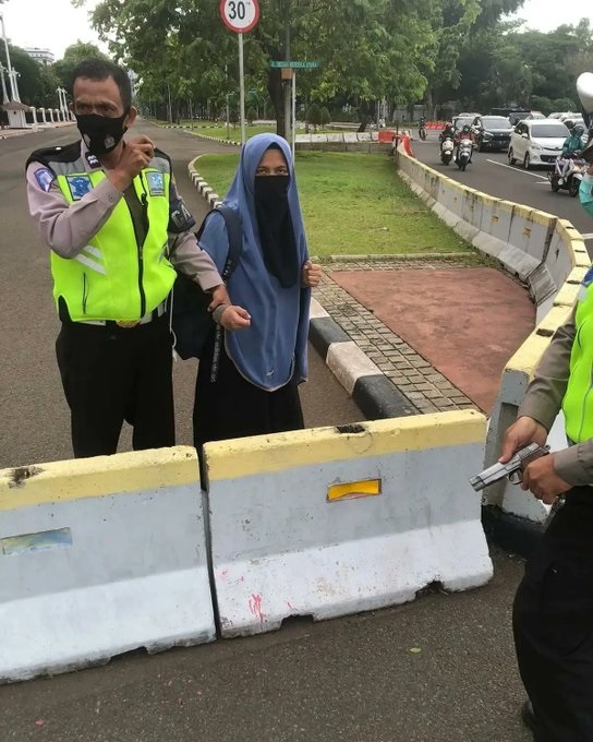 Breaking News: Perempuan Bercadar Hitam Terobos Masuk Istana, Todongkan Pistol ke Paspampres