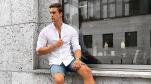 Tips Panduan Gaya Fashion Terbaik Kemeja Putih Cowok, Agar Penampilan Terlihat Lebih Elegan di 2025