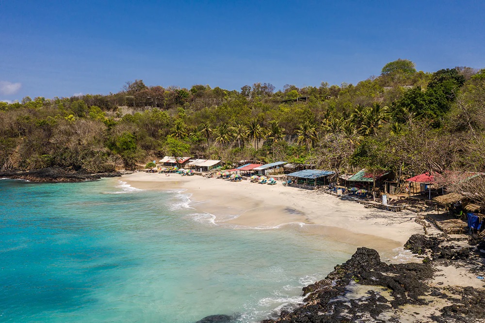 Deretan Pantai Pasir Putih Paling Indah di Indonesia, Pesonanya Siap-siap Bikin Takjub