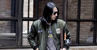 Inspirasi Styling Gaya Fashion Cowok Dengan Jaket Bomber, Tampil Makin Ganteng Makin Hits 2025