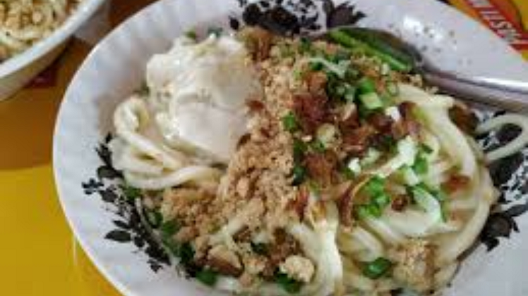 Menelusuri Jejak Rasa Mie Apong Sampurna untuk Makan Siang Lebih Selera