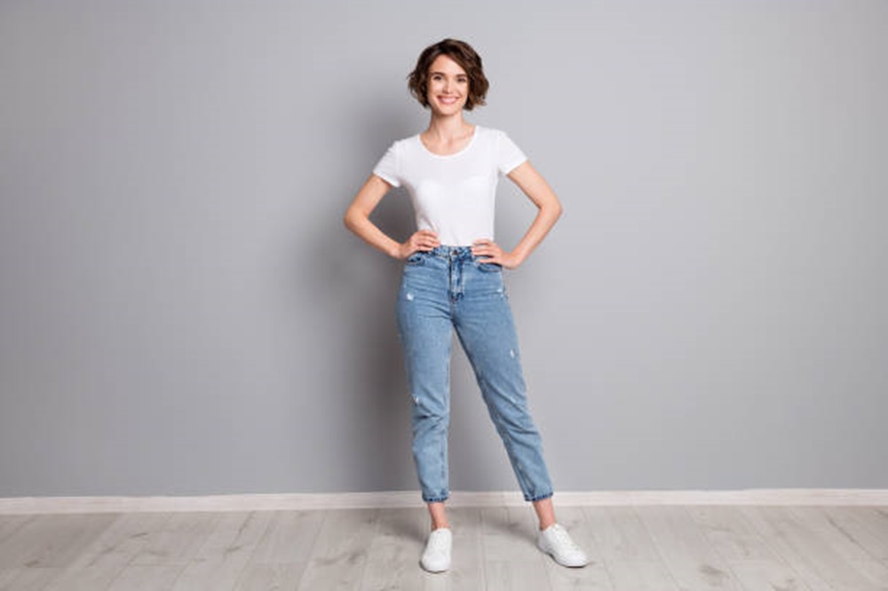 Intip Ide Padu Padan Boyfriend Jeans dengan Berbagai Outfit, Upgrade Penampilan Lebih Keren 