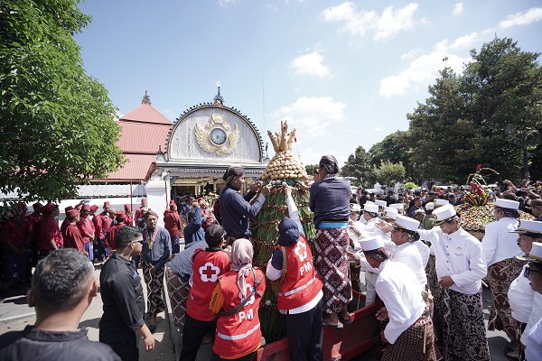 Tradisi Nyadhong Masa Sri Sultan HB VII Warnai Grebeg Besar 2025