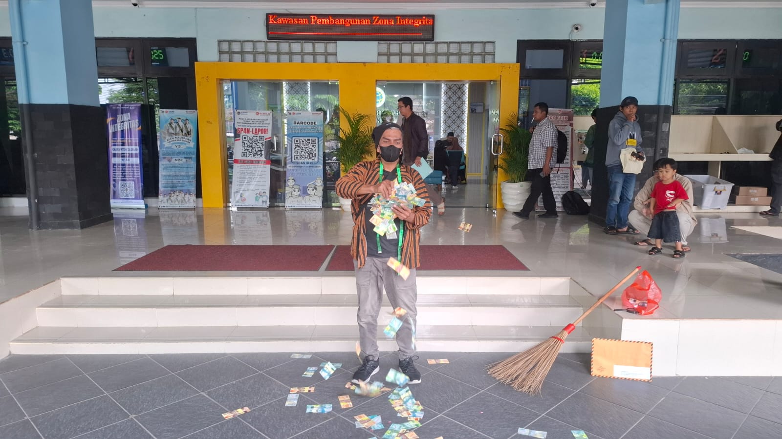 Sapu Lidi, Uang Mainan dan Meteran Warnai Aksi JCW di BPN Sleman.