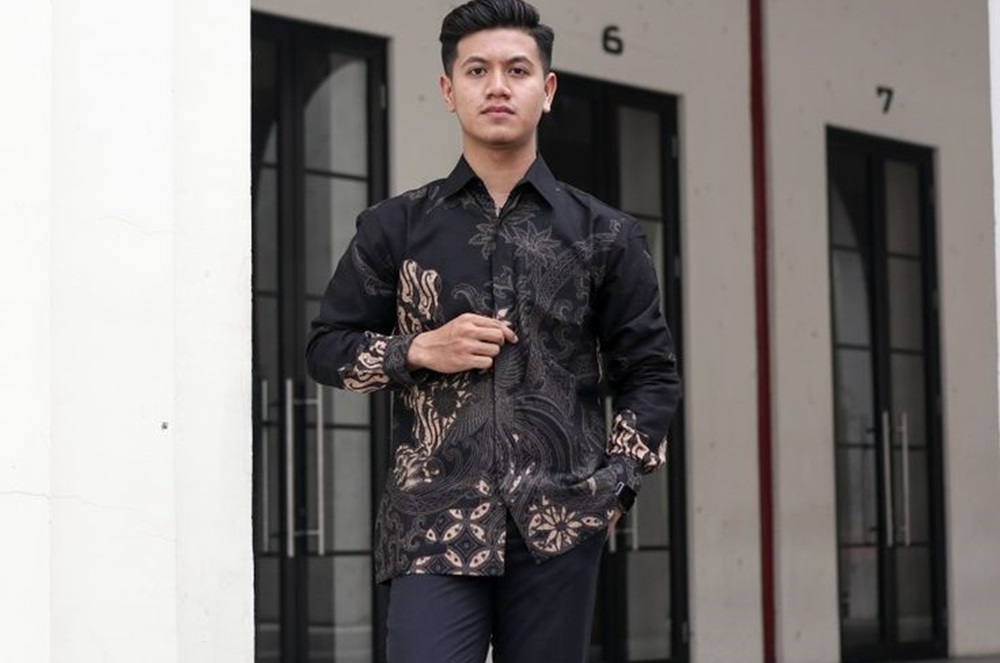 Referensi Model Baju Batik Pria Lengan Panjang, Bisa Dipakai Kebutuhan Formal atau Semi Formal