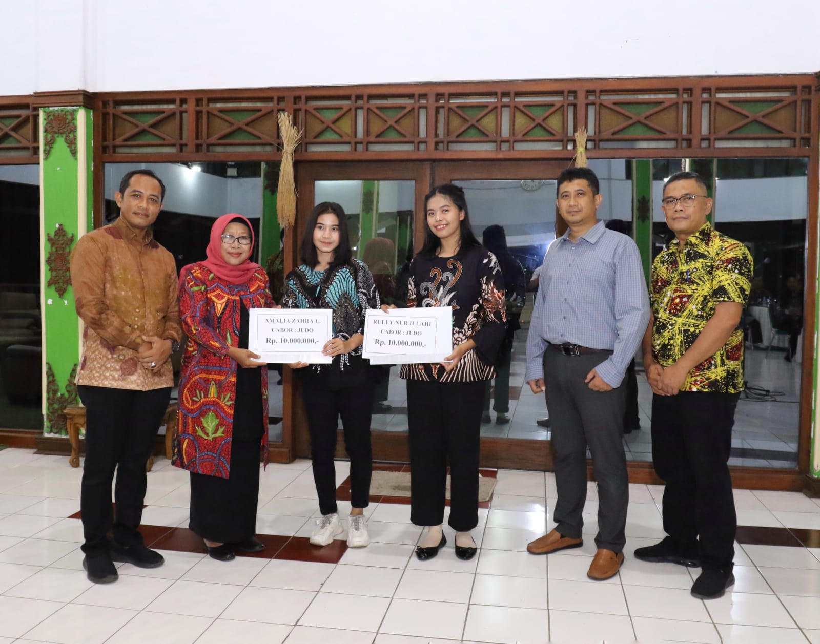 Bupati Tegal Umi Aziah Berikan Bonus Kepada 10 Atlet Porprov