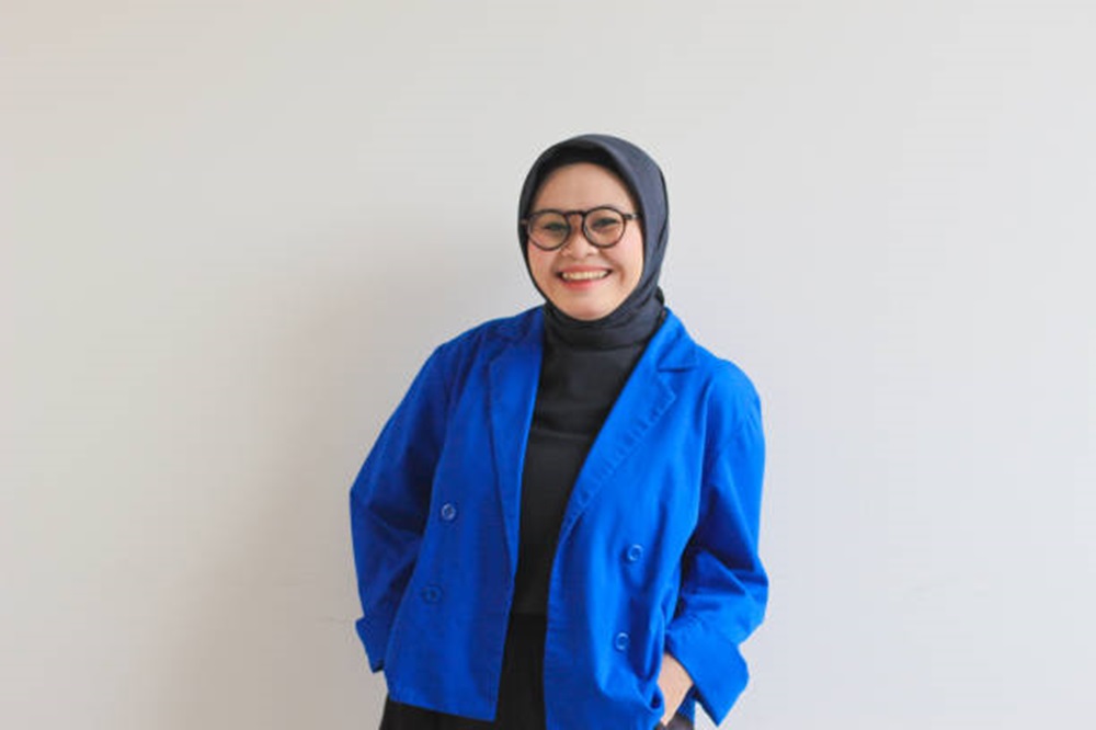 Mudah Ditiru untuk Tampil Beda, Simak Ide OOTD Hijab Warna Biru Elektrik