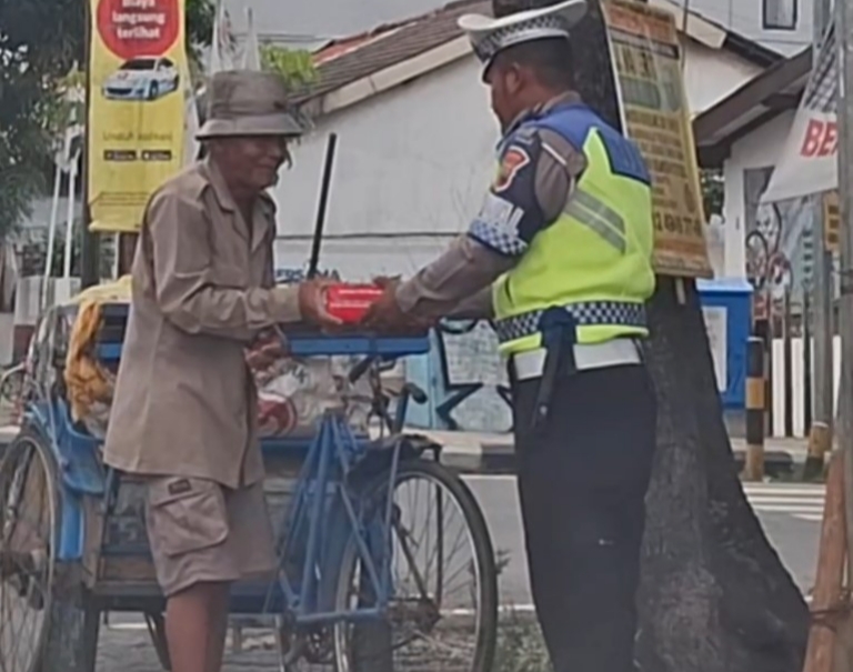 Sambil Bagikan Sarapan, Personel Satlantas Brebes Edukasi Masyarakat Tentang Pentingnya Kamseltibcarlantas