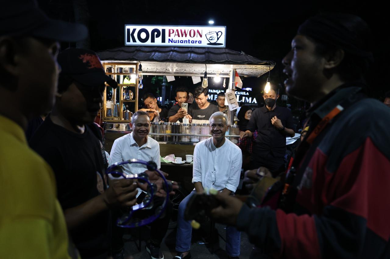 Masa Tenang Kampanye Pemilu 2024, Ganjar Ngopi Santai Bareng Cak Lontong di Warung Kaki Lima Semarang