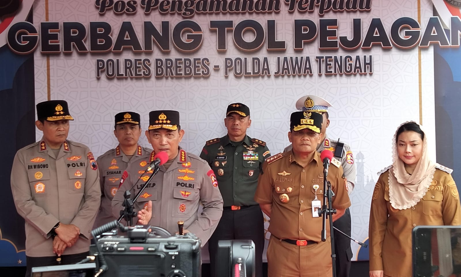 Kapolri Pantau Jalur Mudik dan Titik Kepadatan Lalin di Pospam Terpadu Exit Tol Pejagam Brebes