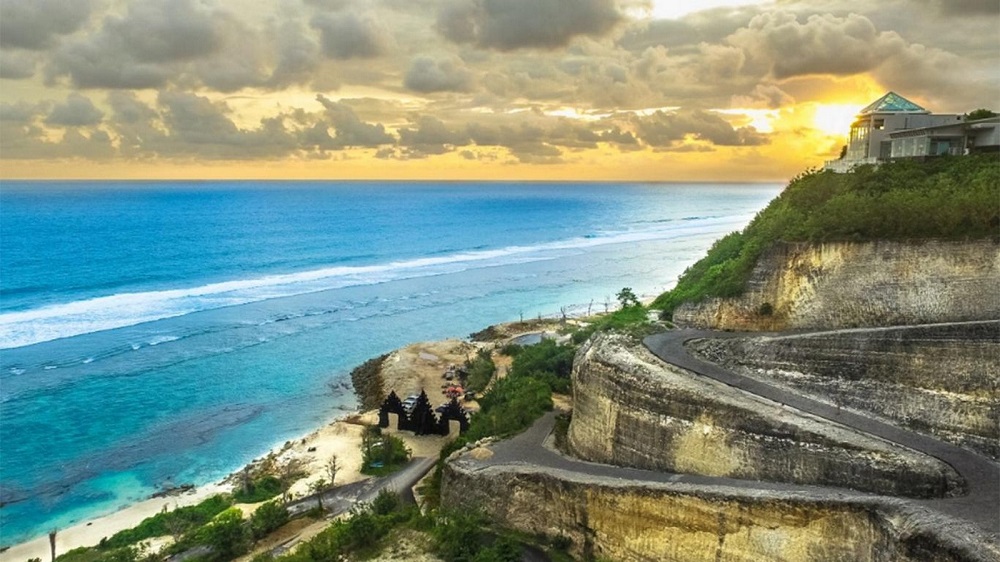 Dikenal Dengan Surga Tersembunyi, Berikut Info Lengkap Wisata Terbaru 2024 Pantai Melasti Bali Selalu Ramai
