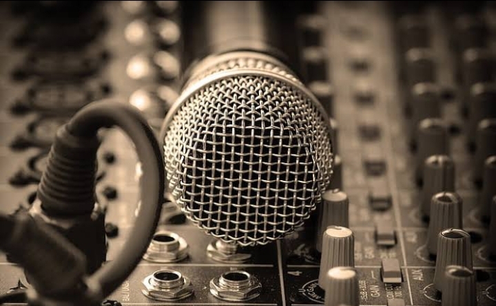 5 Merek Mikrofon Yang Biasa Digunakan Vokalis Band