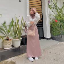 Padu Padan Gaya Rok Span Untuk Wanita Hijab, Yang Simple Tapi Fashionable Untuk Segala Momen