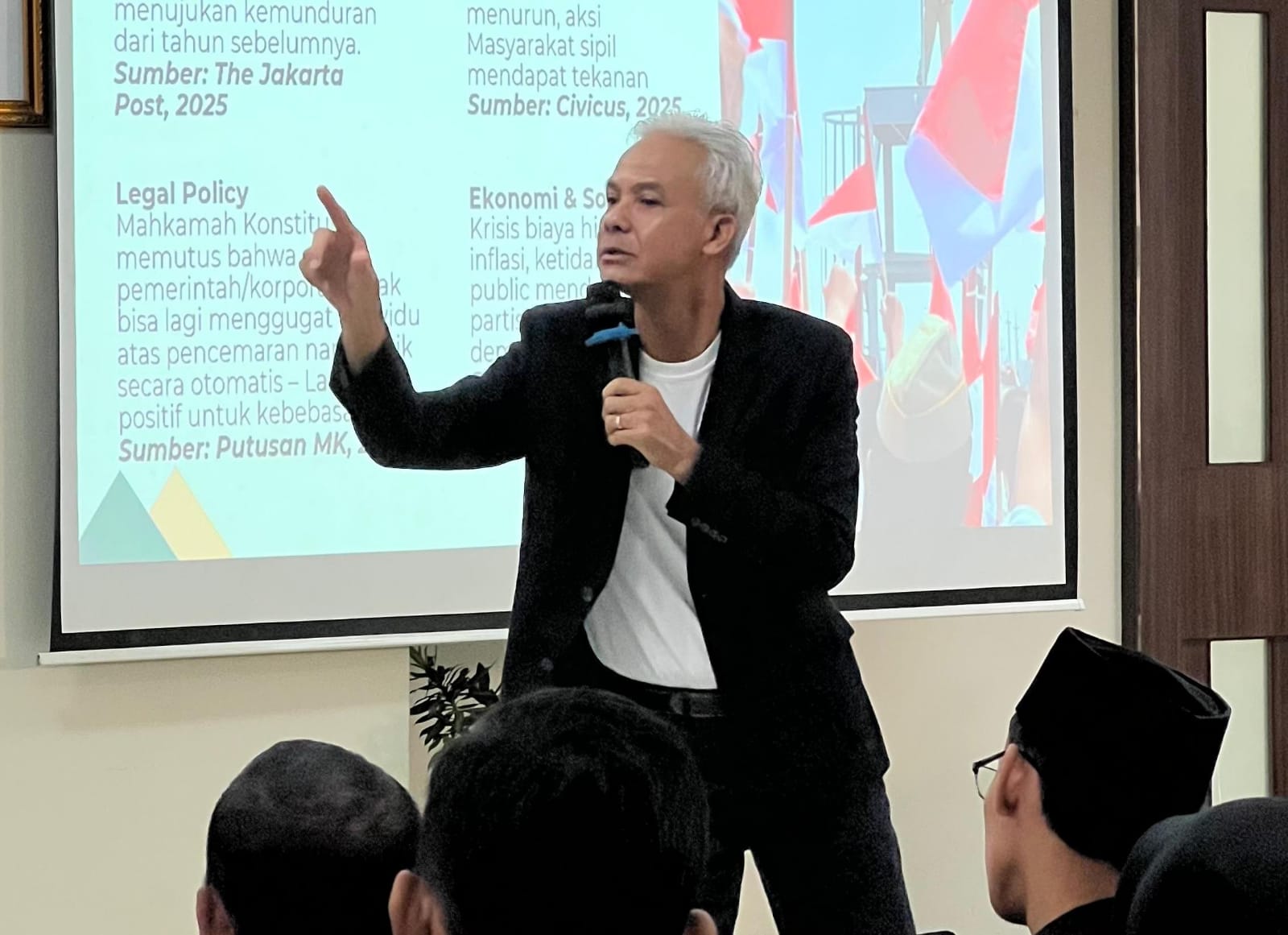 Ganjar Pranowo Minta Mahasiswa Kawal Demokrasi, Kritiklah dengan Data Bukan Makian
