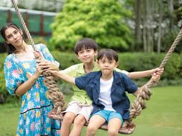 Simak 8 Inspirasi Gaya Fashion Liburan Keluarga Simple Tapi Fashionable, Trendi Berkesan Setiap Momen Bersama