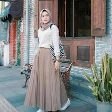 8 Mix And Match Outfit Rok Plisket Untuk Muslimah, Bikin Tampil Wow Sepanjang Hari