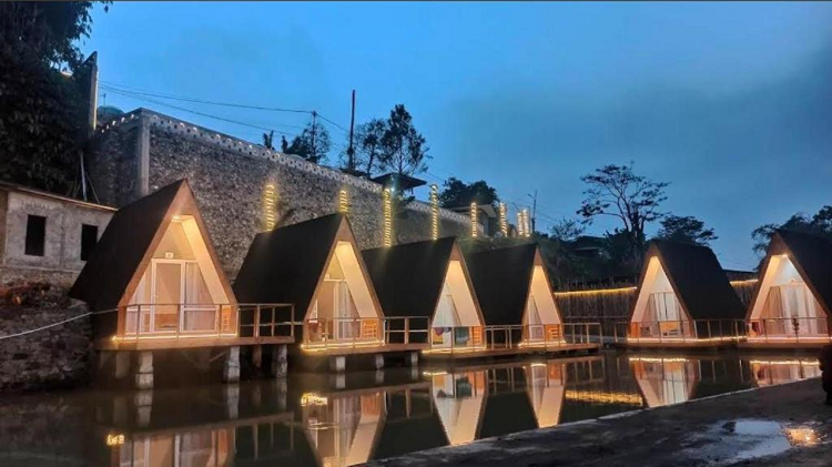 Healing Terbaik Lewat Penginapan Eksklusif dengan Pemandangan Pegunungan dan Glamping Estetik