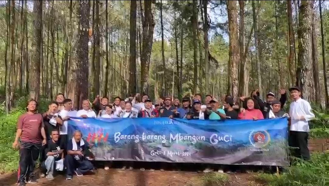 Peringati HPN dan HUT PWI, Wartawan Hiking ke Lereng Gunung Slamet bersama Joglo Ageng Guci