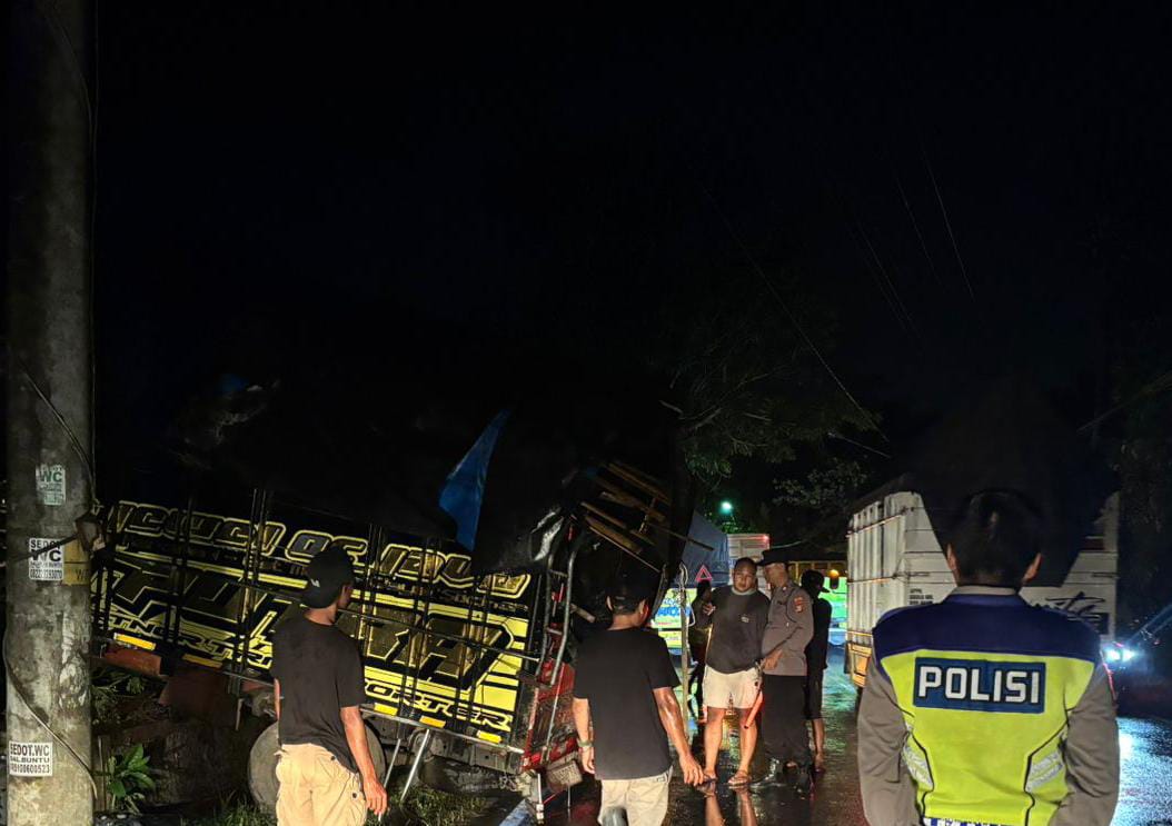 Truk Tabrak Bangket Selokan di Jalan Daendels, Sopir Alami Luka Ringan