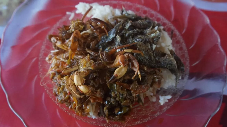 Sudah Pernah Coba Kuliner Unik Klaten Sego Yuyu Pak Jenggot? Simak Ulasannya Disini