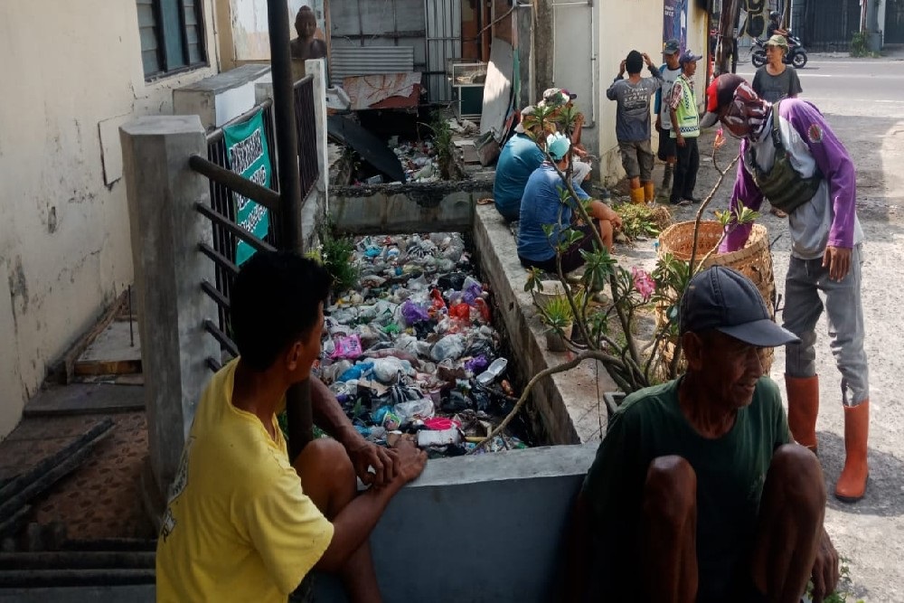 Pemerintah Kalurahan Banguntapan, Bantul Akhirnya Bersihkan Tumpukan Sampah yang Penuhi Saluran Air