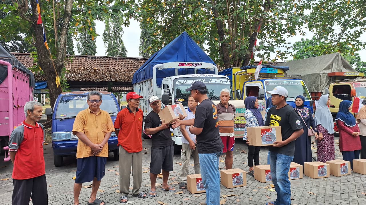 Peringatan HUT ke-80 RI, Paguyuban Sopir Truk Jogja Bareng Polda DIY Bagikan Sembako dan Bendera 