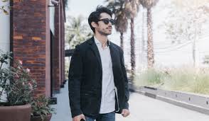 8 Ide Paduan Gaya Outfit Pria Jas Hitam, Bikin Tampilan Lebih Maskulin dan Stylish