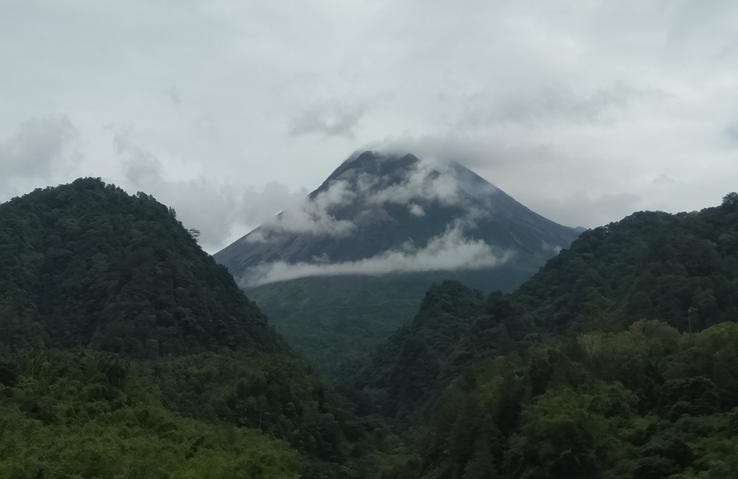   Pendakian Ilegal Gunung Merapi Marak, Balai TNGM Catat 60 Pendaki Terjaring
