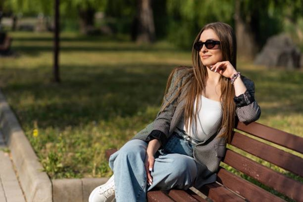 Inspirasi Gaya Semi Formal Outfit Wanita, Penampilan Rapi Tanpa Terlihat Kaku