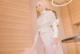 Gak Pakai Ribet! Ini 8 Ide Model Baju Pesta Hijab Dengan Celana Modis 2025