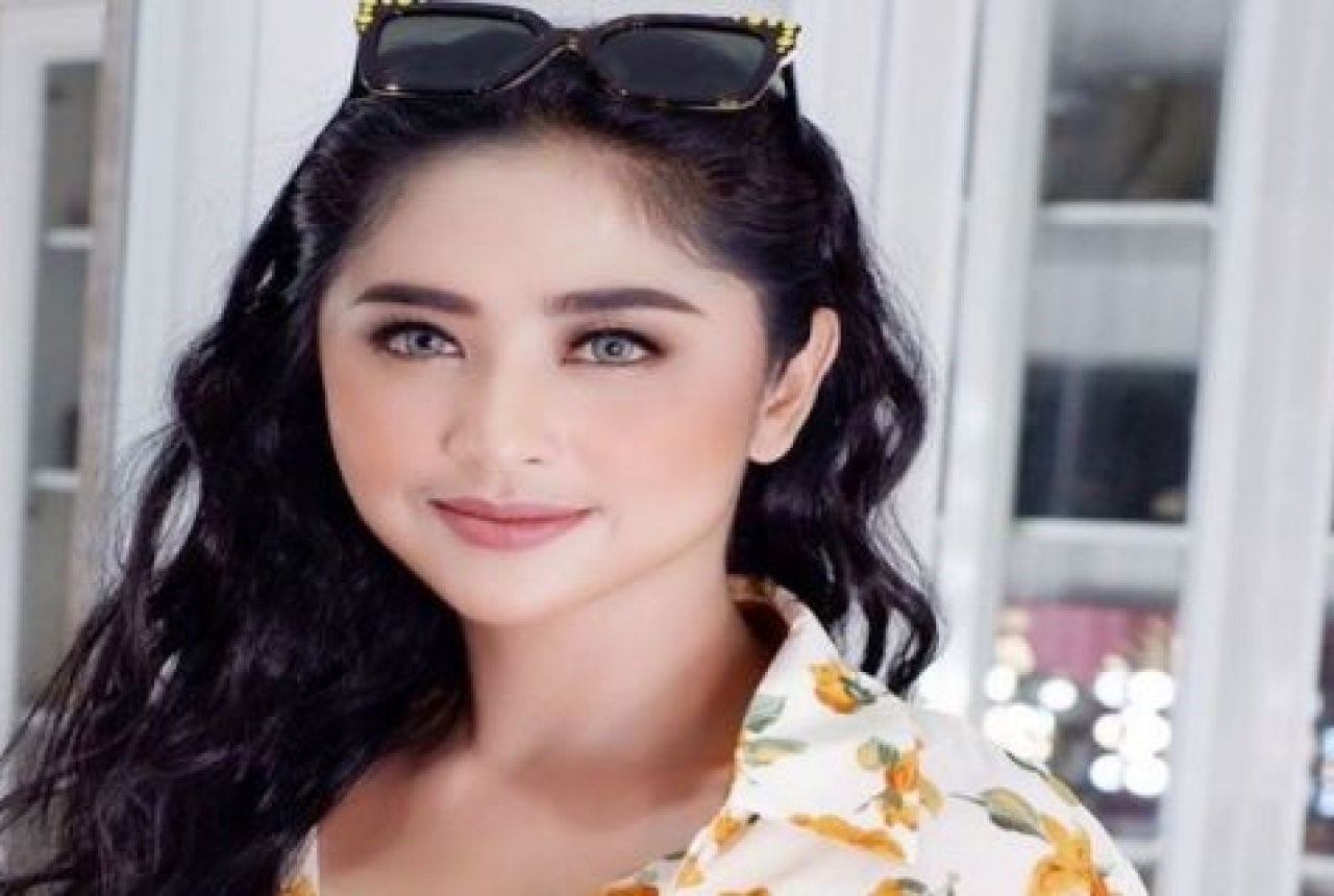 Hmm...! Dewi Perssik Beberkan Hubungan di Ranjang dengan Angga Wijaya