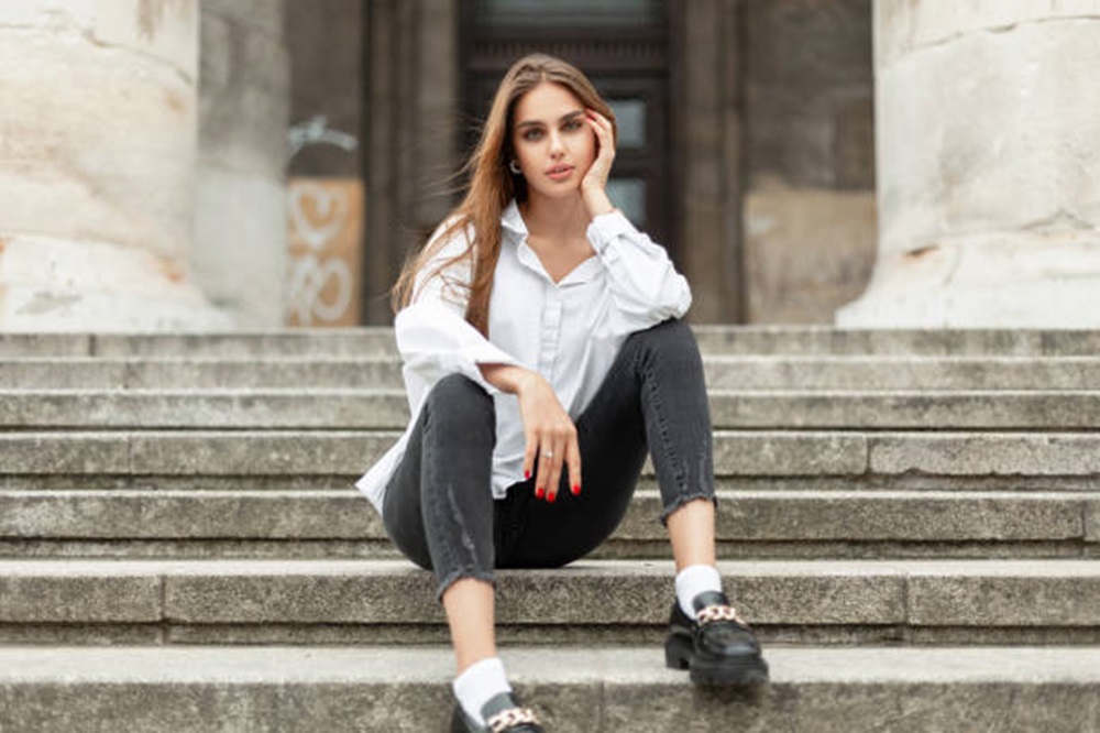 Punya Kemeja Putih? Intip Ide OOTD untuk Wanita Simpel, Stylish, dan Anti Terkesan Monoton