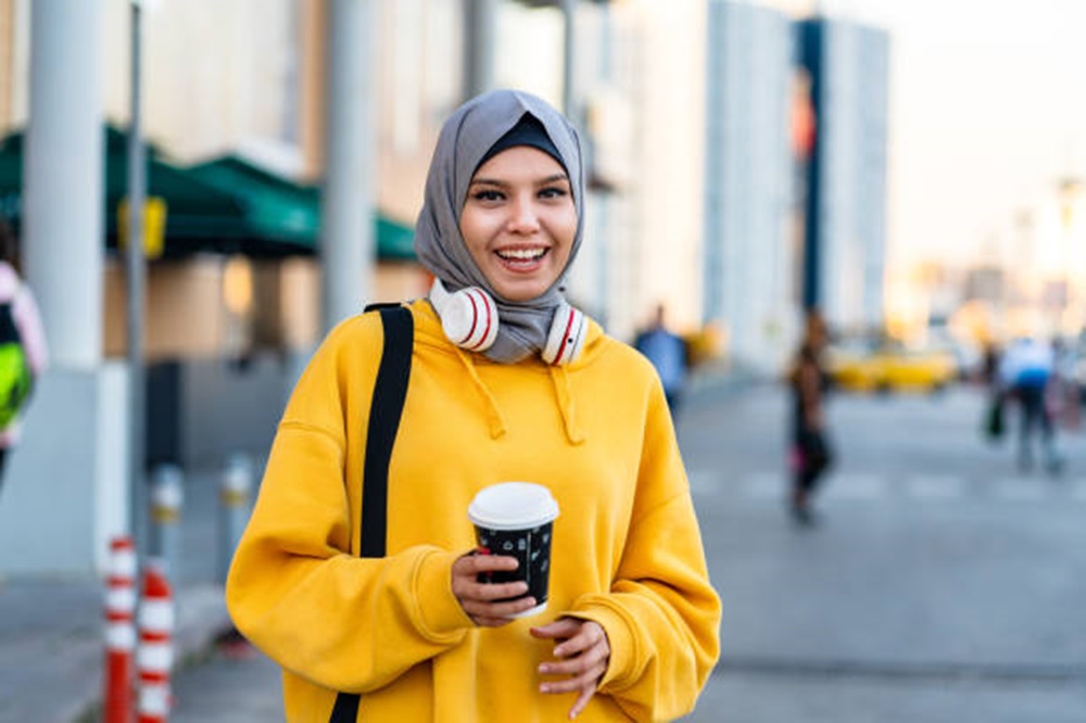 8 Rekomendasi Warna Hijab yang Cocok dengan Baju Kuning, Dijamin Anti Kusam
