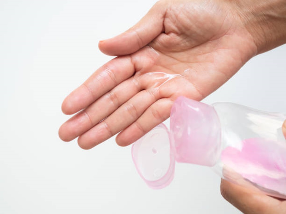 4 Cara Efektif Memutihkan Wajah dengan Baby Oil? Miliki Kulit Wajah yang Cerah dan Bersinar Lebih Mudah!