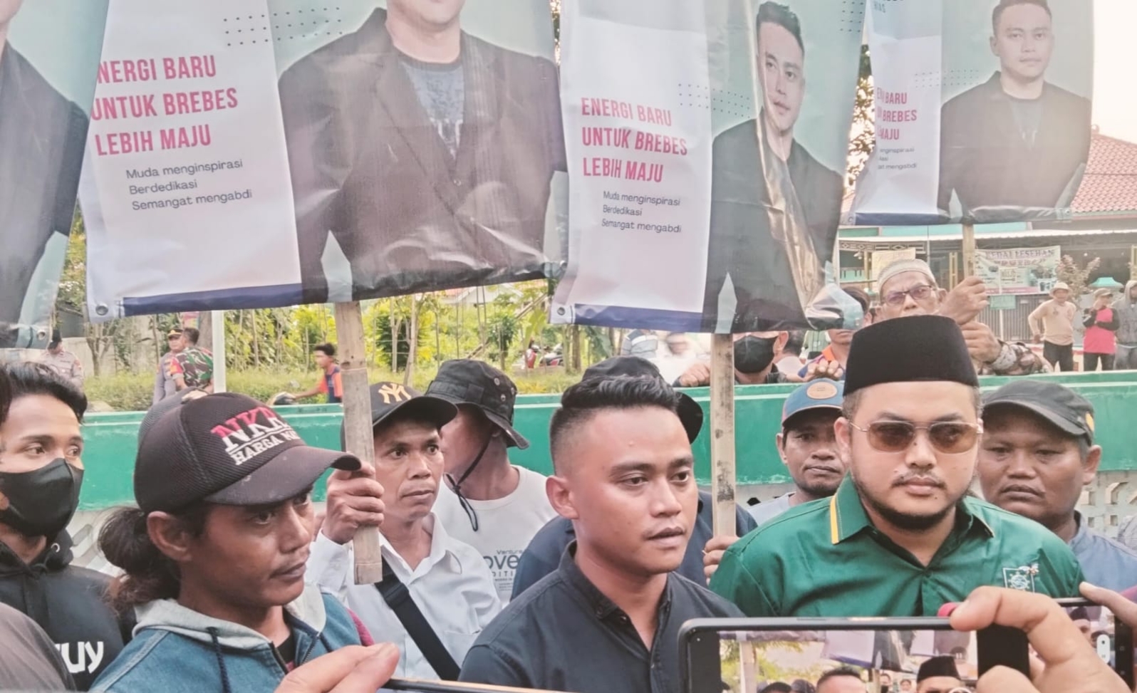 Diiringi Solawat Ribuan Nelayan, Heri Laksono Serahkan Formulir Bacawabup ke PKB Brebes