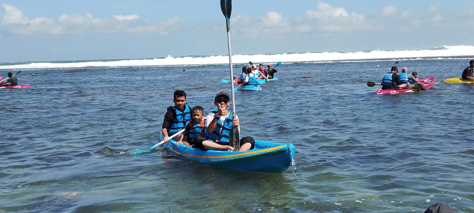 Libur Panjang, Pantai Sadranan Dipadati Wisatawan; Laut Dipenuhi Kano Bak 