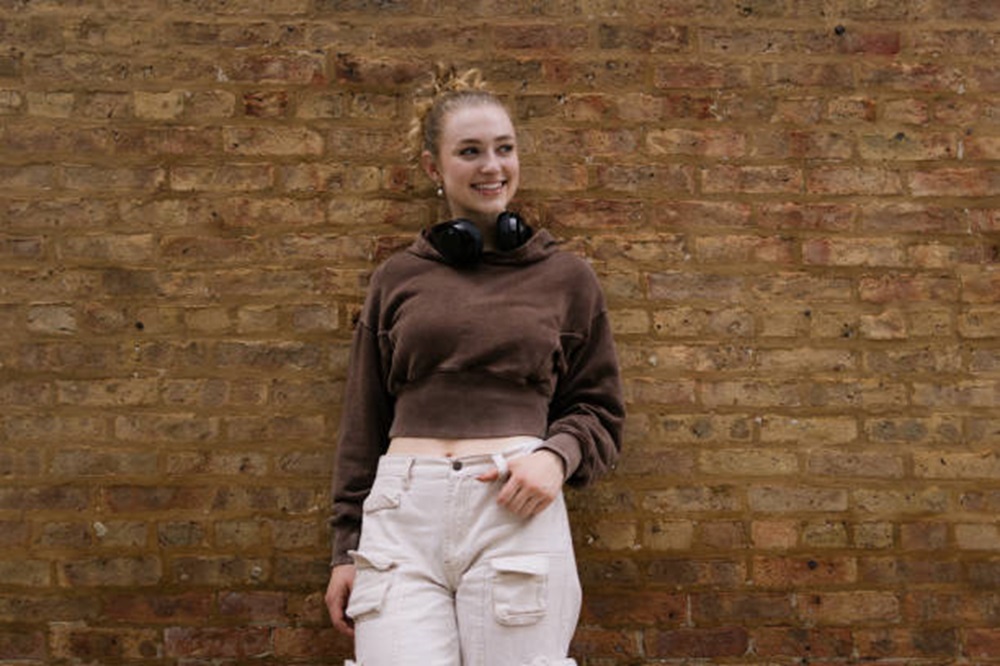 Buat Penampilanmu Makin Stylish, Inilah Jenis Baju yang Cocok Dipadukan Celana Cargo Wanita