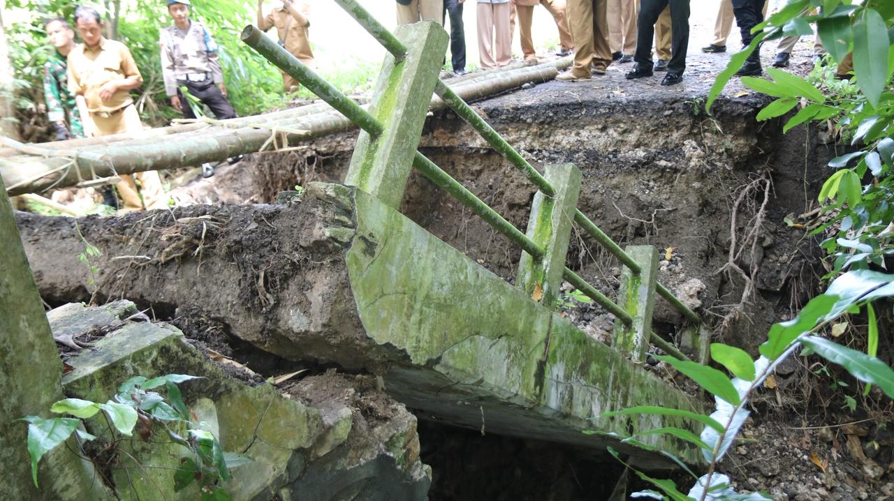 Akses Sentolo–Nanggulan Terputus, Jembatan di Banguncipto Amblas Akibat Hujan Deras