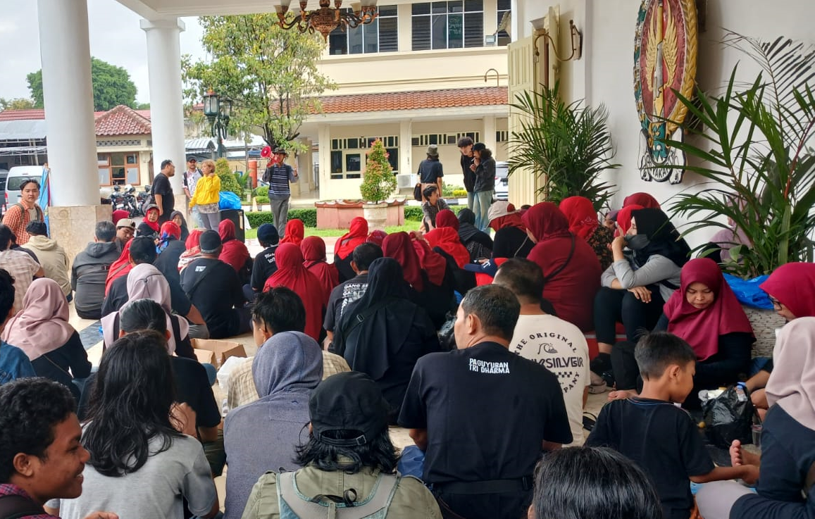 Turun Pendapatan dan Minta Kepastian Kesejahteraan, PKL Teras Malioboro Geruduk DPRD DIY