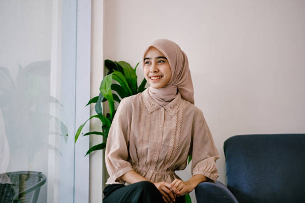 7 Style Outfit Ngopi Cantik Bareng Bestie yang Stylish, Intip Inspirasinya Disini