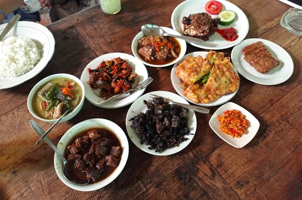 6 Pilihan Tempat Makan Siang Khas Rumahan di Jogja, Sederhana Tapi Memuaskan