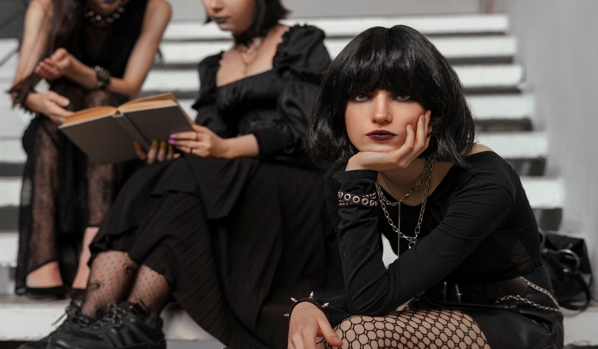 5 Ide Outfit Terbaik untuk Ciptakan Nuansa Gothic Style yang Unik dan Berkarakter, Simak Lengkap Disini