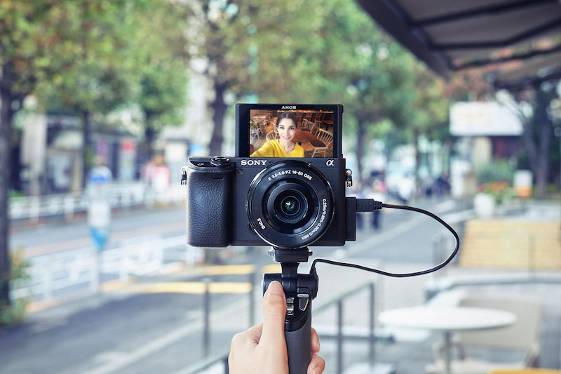 Fujifilm X-S10: Kamera Mirrorless Terbaik untuk Vlogger dan Youtuber